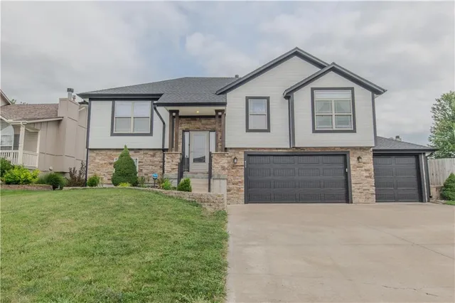$392,500 | 411 Eagle Glen Drive, Raymore, MO 64083