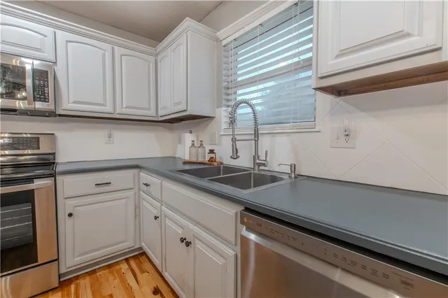 $392,500 | 411 Eagle Glen Drive, Raymore, MO 64083