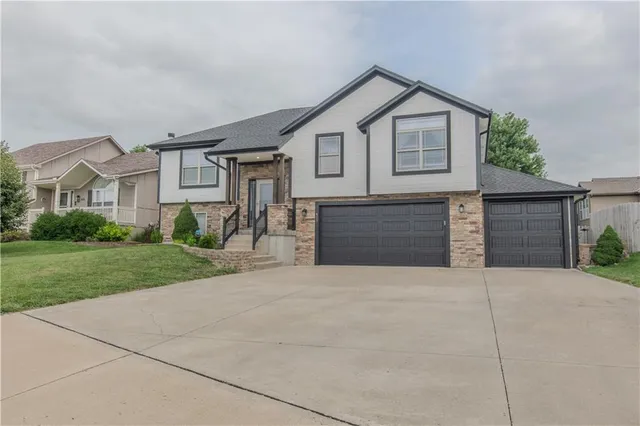 $392,500 | 411 Eagle Glen Drive, Raymore, MO 64083