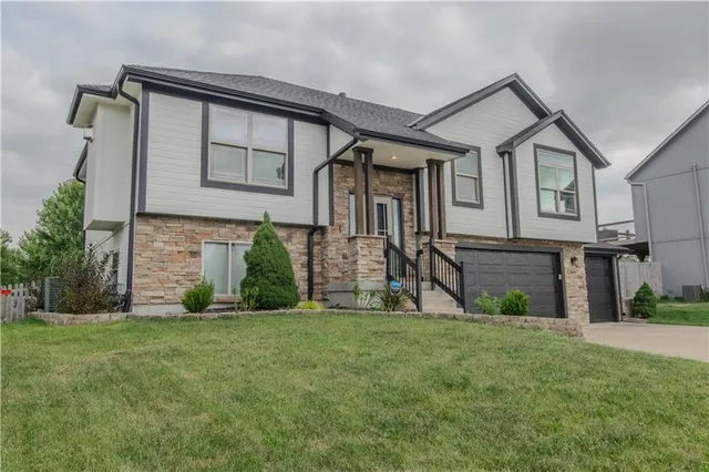 $392,500 | 411 Eagle Glen Drive, Raymore, MO 64083