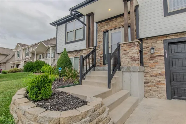 $392,500 | 411 Eagle Glen Drive, Raymore, MO 64083