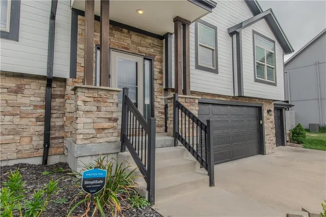 $392,500 | 411 Eagle Glen Drive, Raymore, MO 64083