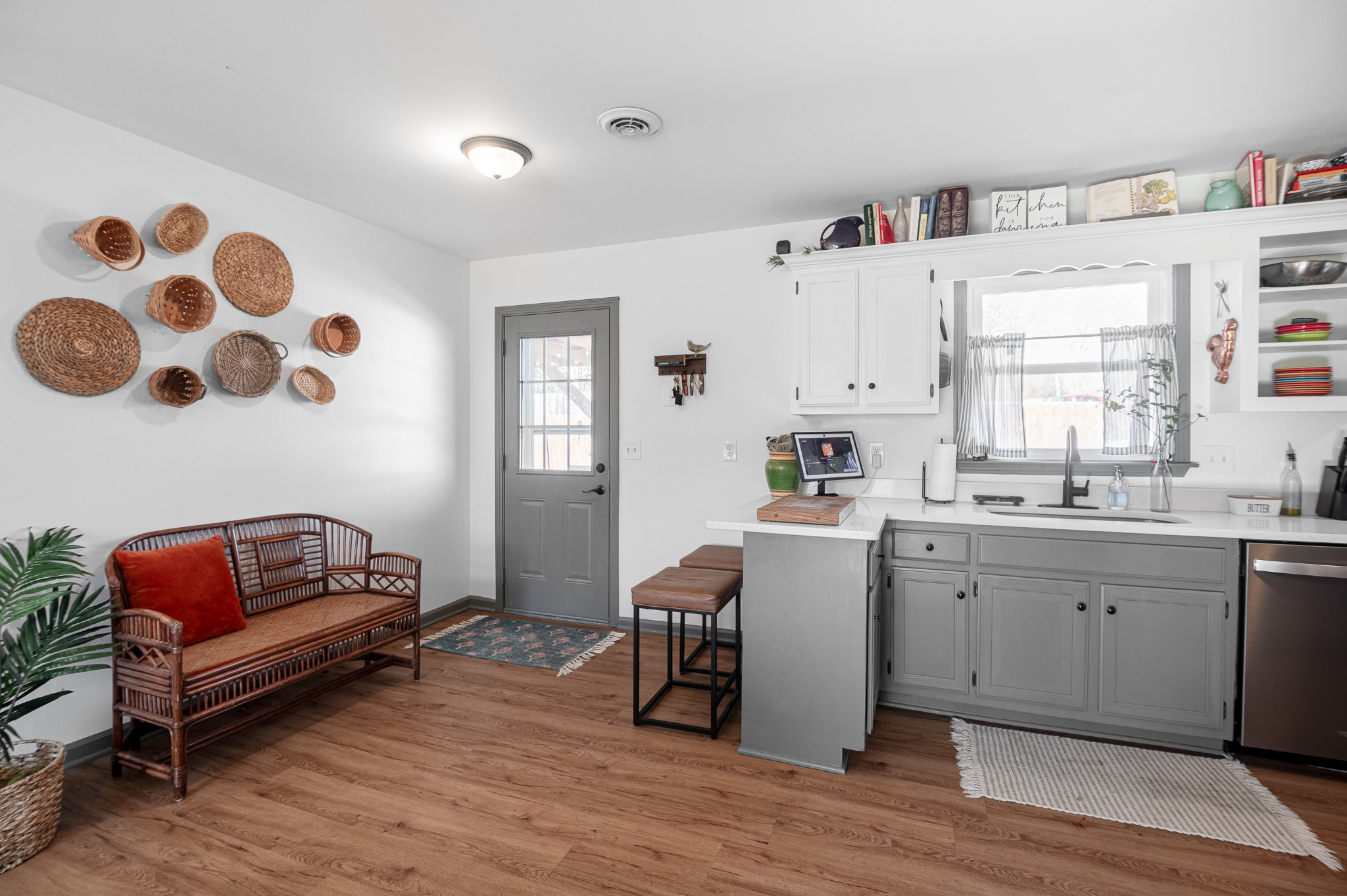 8522 Coles Ferry Pike Lebanon, TN 37087 - Photo 15 of 35 a workspace with furniture and window