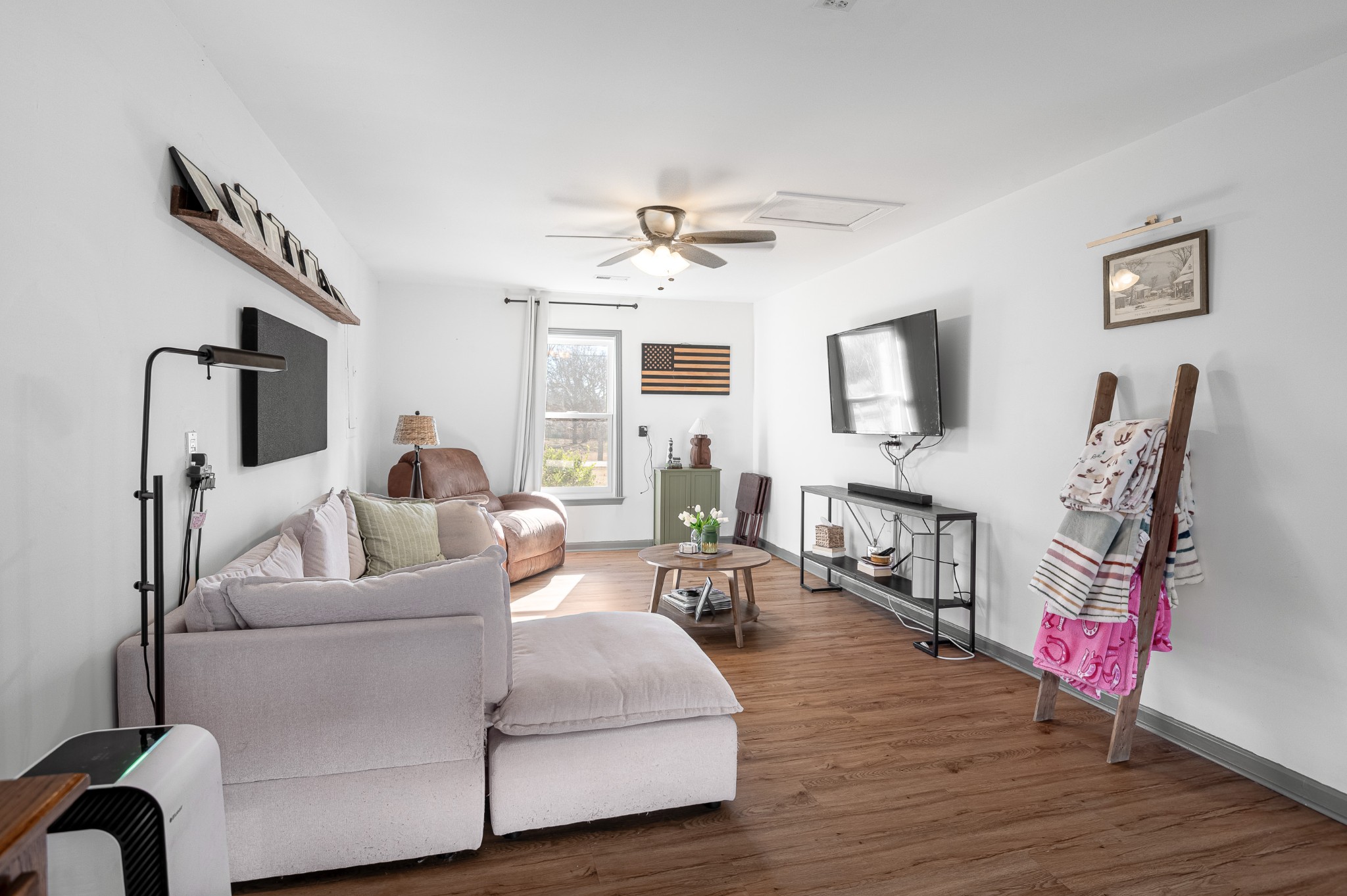 8522 Coles Ferry Pike Lebanon, TN 37087 - Photo 5 of 35 a living room with furniture