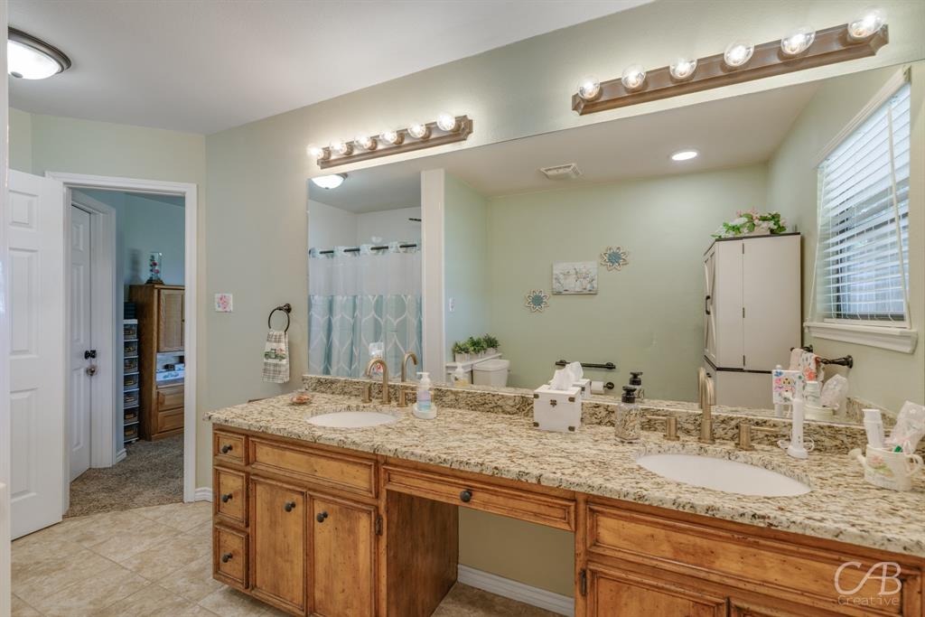 103 Arrow Point Abilene, TX 79601 - Photo 25 of 40 a bathroom with double vanity sinks and a mirror