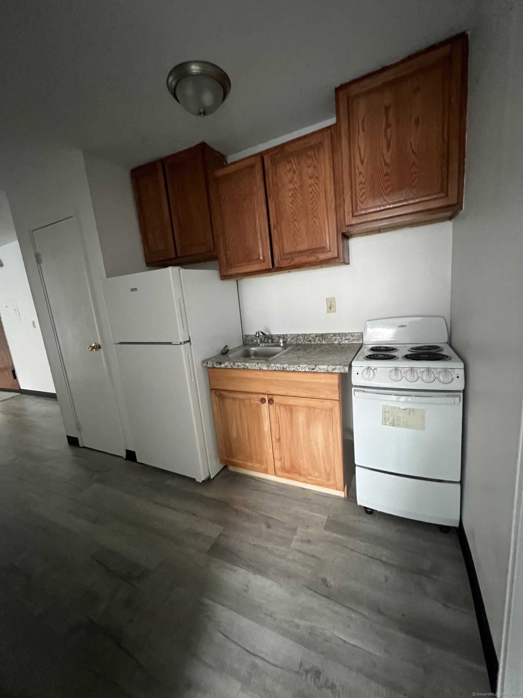 360 Palisade Avenue, Unit B09 Bridgeport, CT 06610 - Photo 7 of 8 a utility room with wooden floor washer and dryer