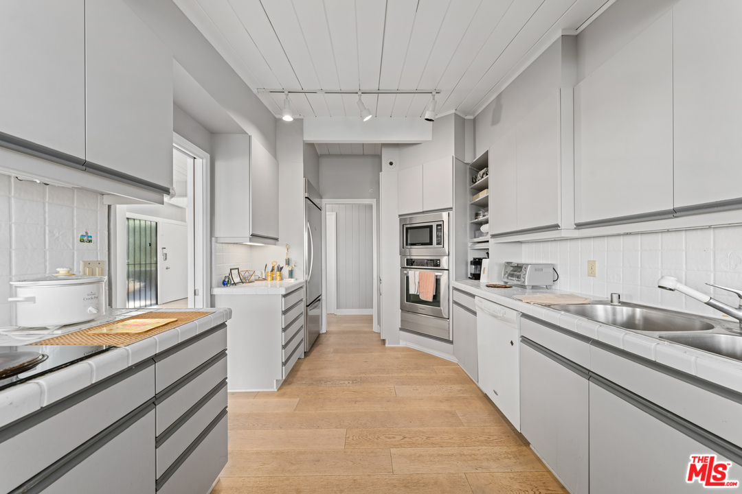 1308 North Tigertail Road Los Angeles, CA 90049 - Photo 11 of 25 Gallery Image 11