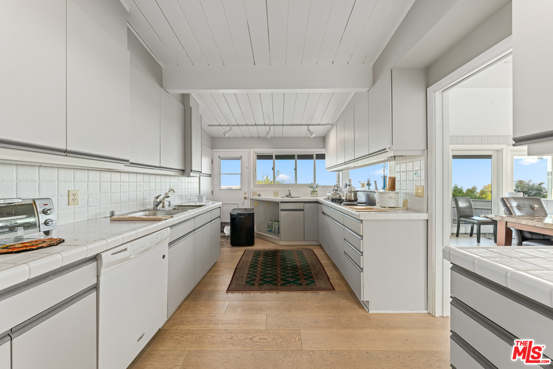 1308 North Tigertail Road Los Angeles, CA 90049 - Photo 10 of 25 Gallery Image 10