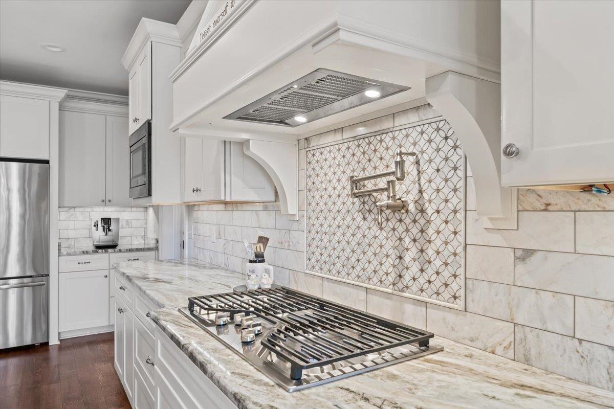 12335 Cascabel Lane Collierville, TN 38017 - Photo 12 of 38 a kitchen with granite countertop a stove and cabinets