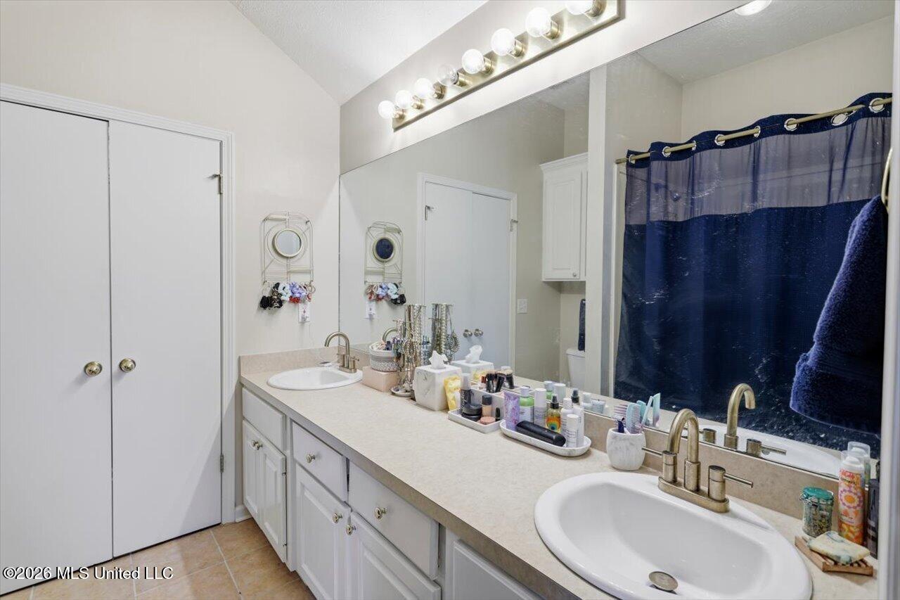 1021 Craig Circle Ridgeland, MS 39157 - Photo 17 of 24 18-1021 Craig Cir _ Primary Bath