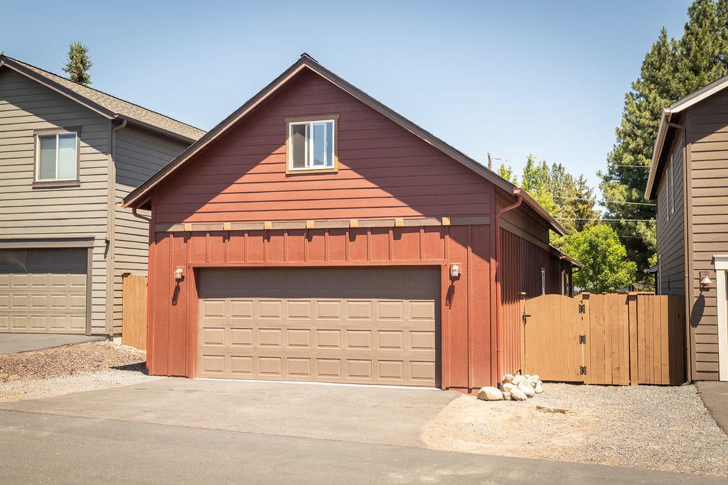 20249 Hufflepuff Court Bend, OR 97702 - Photo 18 of 19 MicahFrazierMarshExt-24