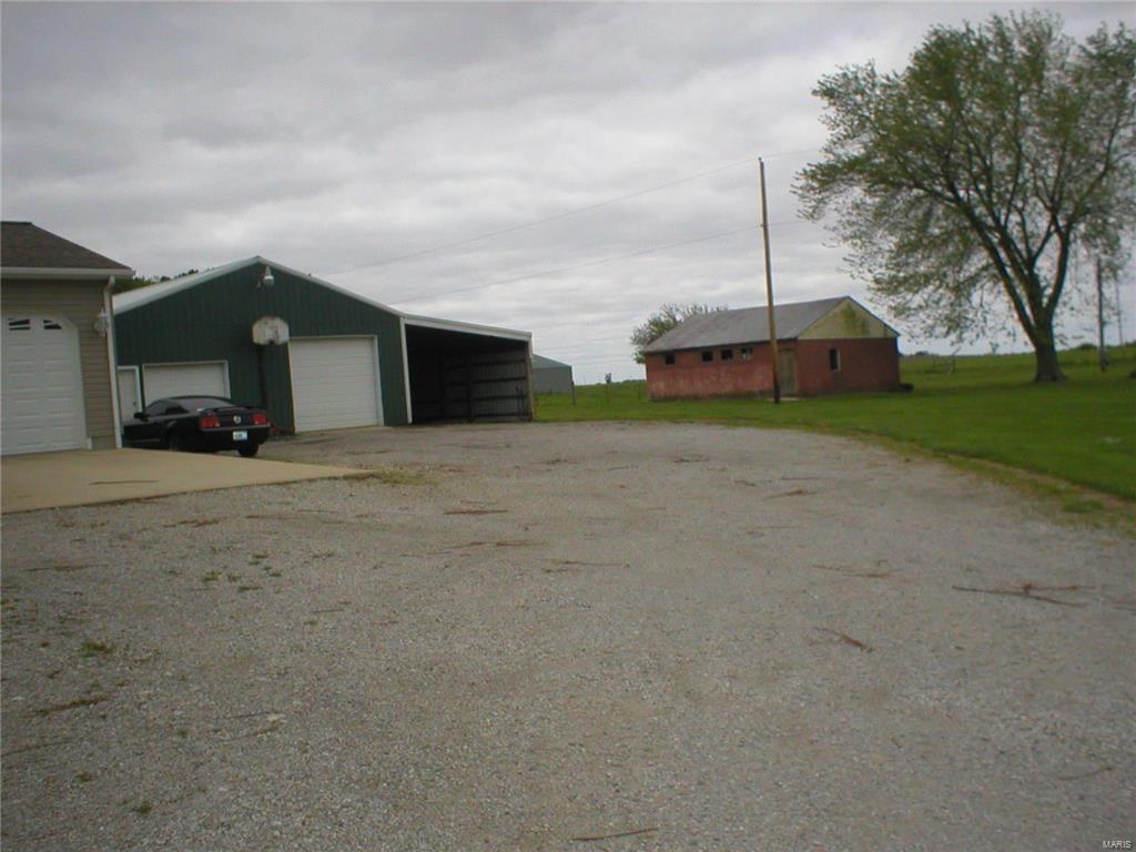 1658 Elevator Road Sorento, IL 62086 - Photo 34 of 37