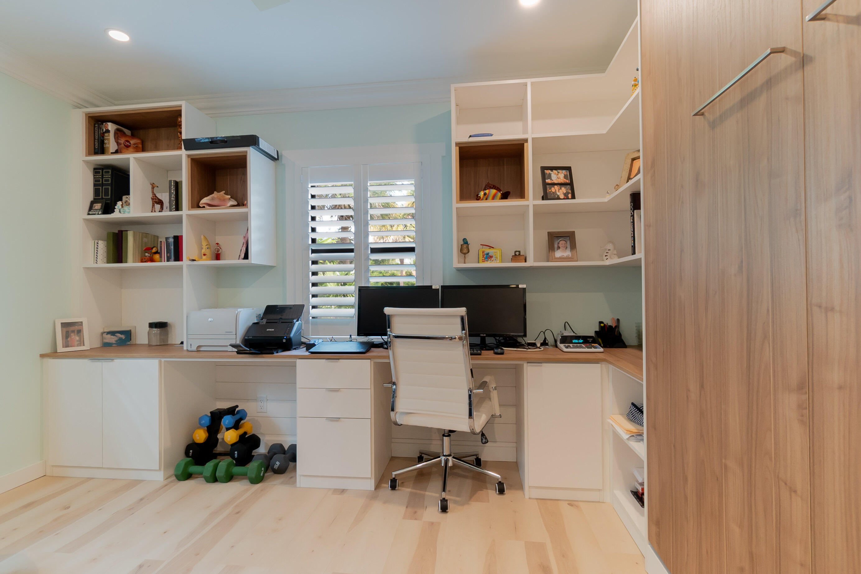 301 South Swinton Avenue Delray Beach, FL 33444 - Photo 18 of 29 a room with a workspace and a window