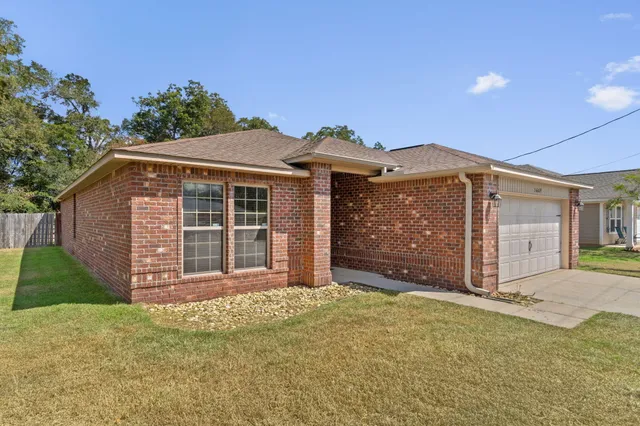 a view of a house with backyard and garden