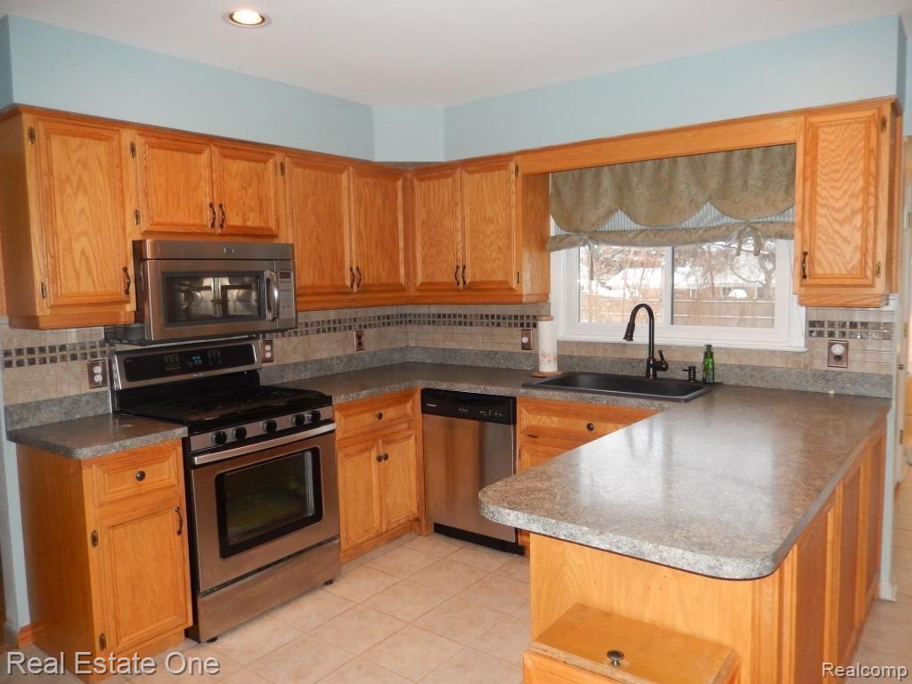 111 East Maryknoll Road Rochester, MI 48309 - Photo 2 of 20 Fantastic kitchen with ample cabinet space