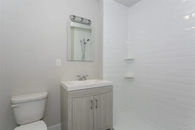$1,900 | 70 A Ashburton Avenue, Unit 3E, Yonkers, NY 10701