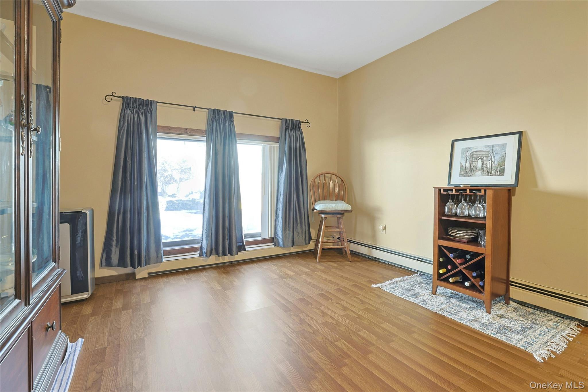 31 Powder Horn Road Cortlandt Manor, NY 10567 - Photo 13 of 36 First floor bedroom, with adjacent full bath