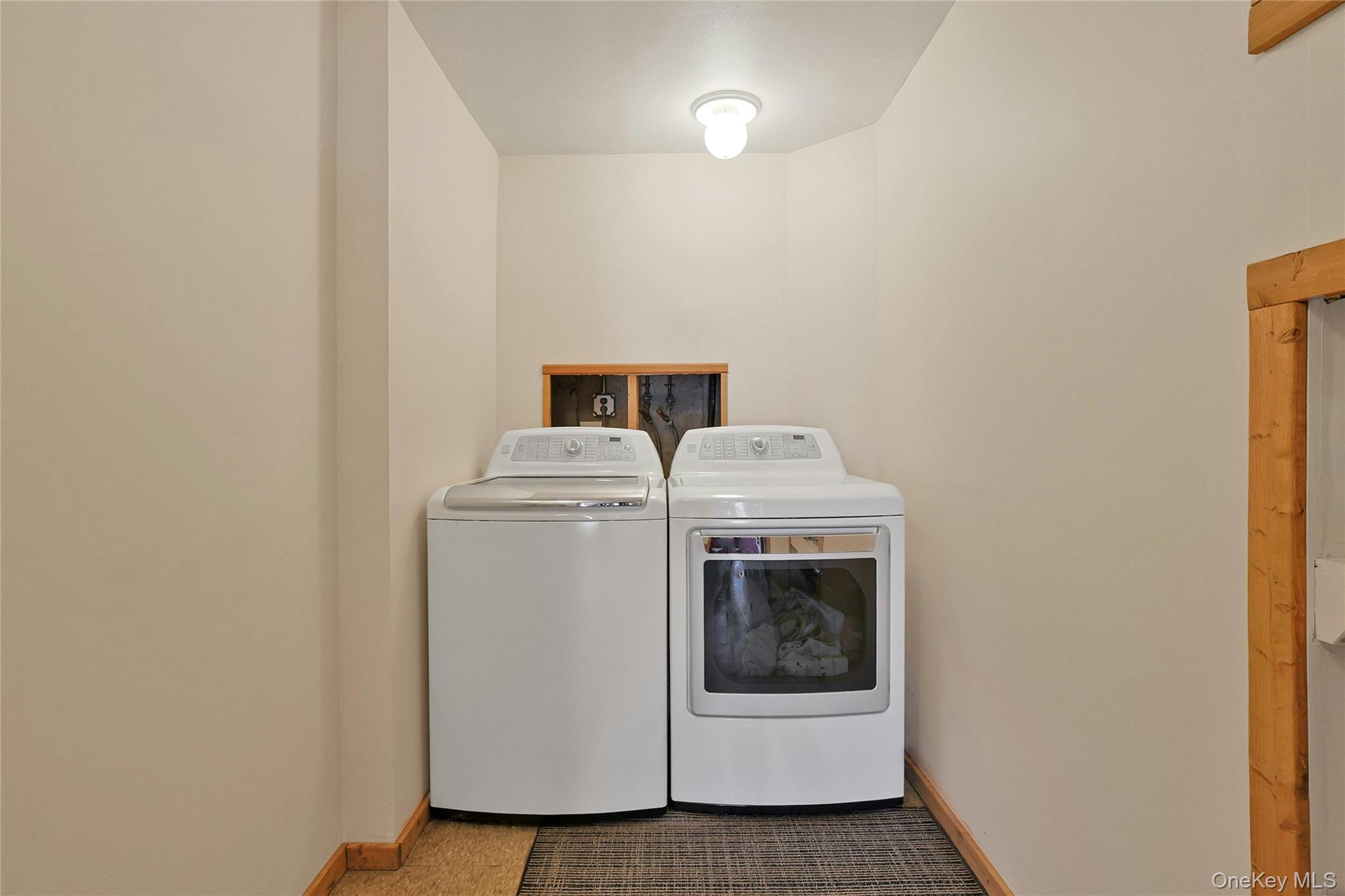 31 Powder Horn Road Cortlandt Manor, NY 10567 - Photo 24 of 36 Washroom featuring baseboards and washing machine and clothes dryer