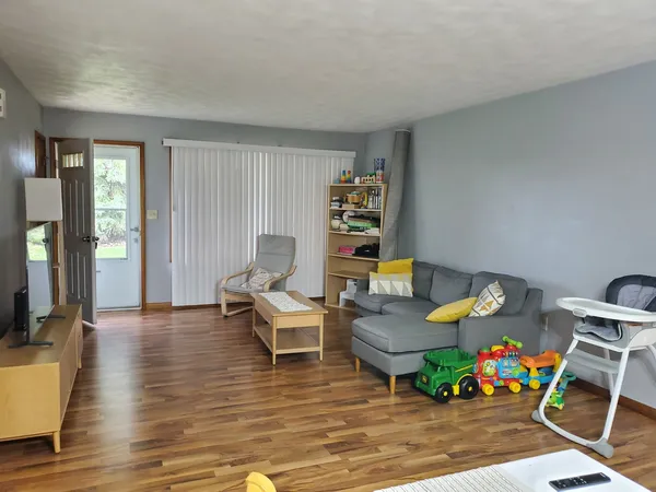 $1,250 | 728 North 2853rd Road, Unit 1, Utica, IL 61373