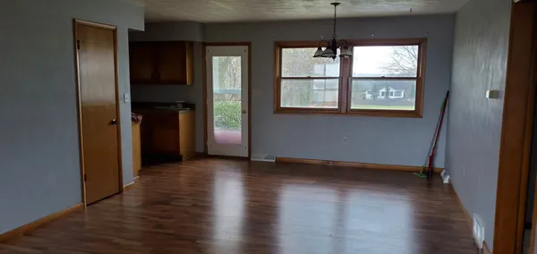 $1,250 | 728 North 2853rd Road, Unit 1, Utica, IL 61373