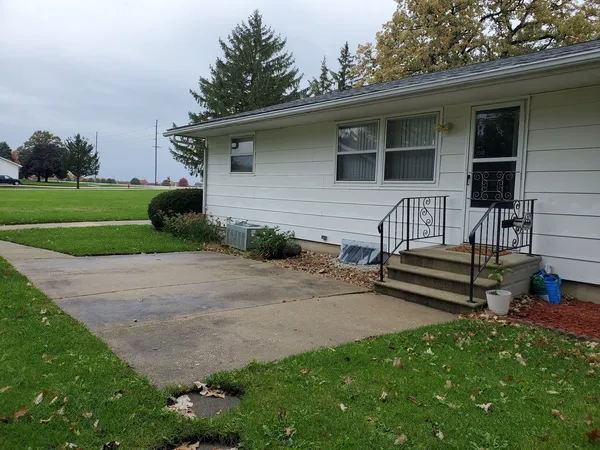 $1,250 | 728 North 2853rd Road, Unit 1, Utica, IL 61373