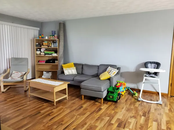 $1,250 | 728 North 2853rd Road, Unit 1, Utica, IL 61373