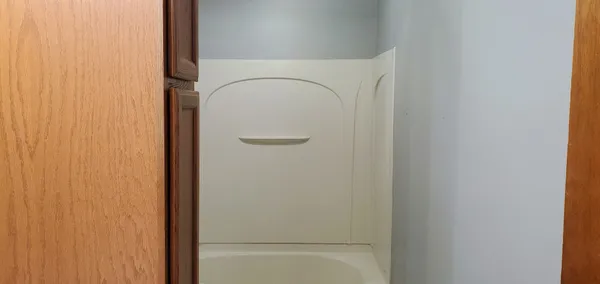 $1,250 | 728 North 2853rd Road, Unit 1, Utica, IL 61373