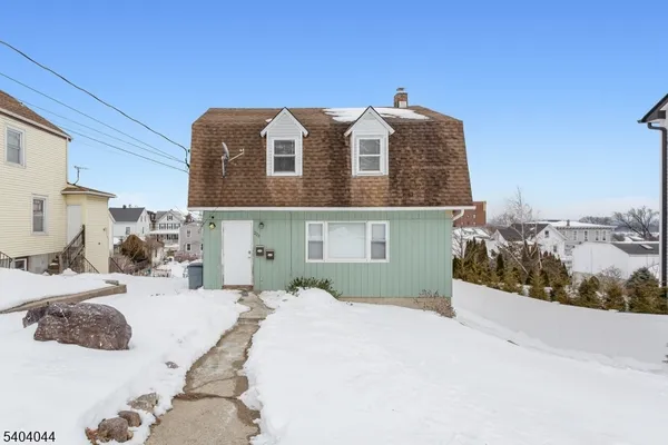 a view of a house with yard