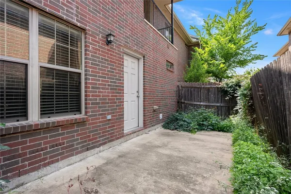 a view of house with yard and plants