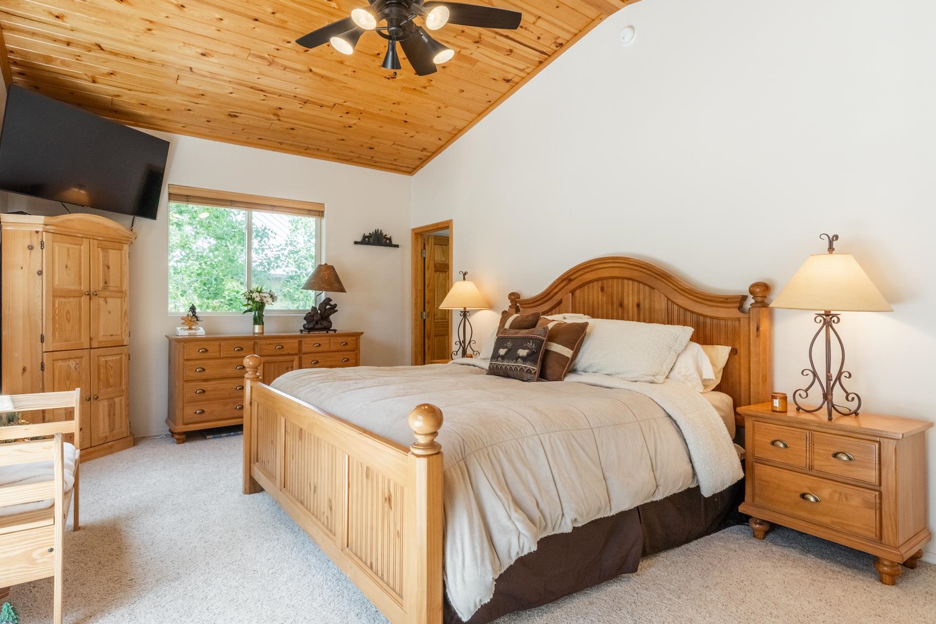 372 Wagon Wheel Road Mammoth Lakes, CA 93546 - Photo 14 of 50 a bedroom with a bed and a dresser