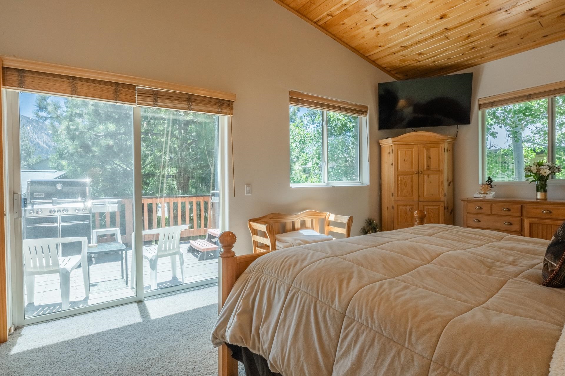 372 Wagon Wheel Road Mammoth Lakes, CA 93546 - Photo 15 of 50 a bedroom with a bed and a large window