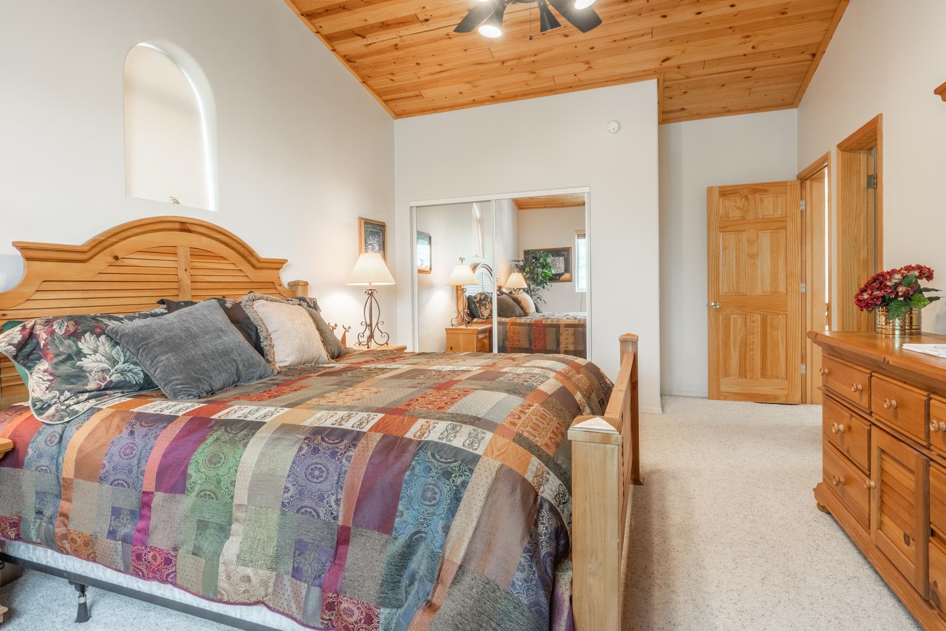 372 Wagon Wheel Road Mammoth Lakes, CA 93546 - Photo 20 of 50 a bedroom with a bed and lamp