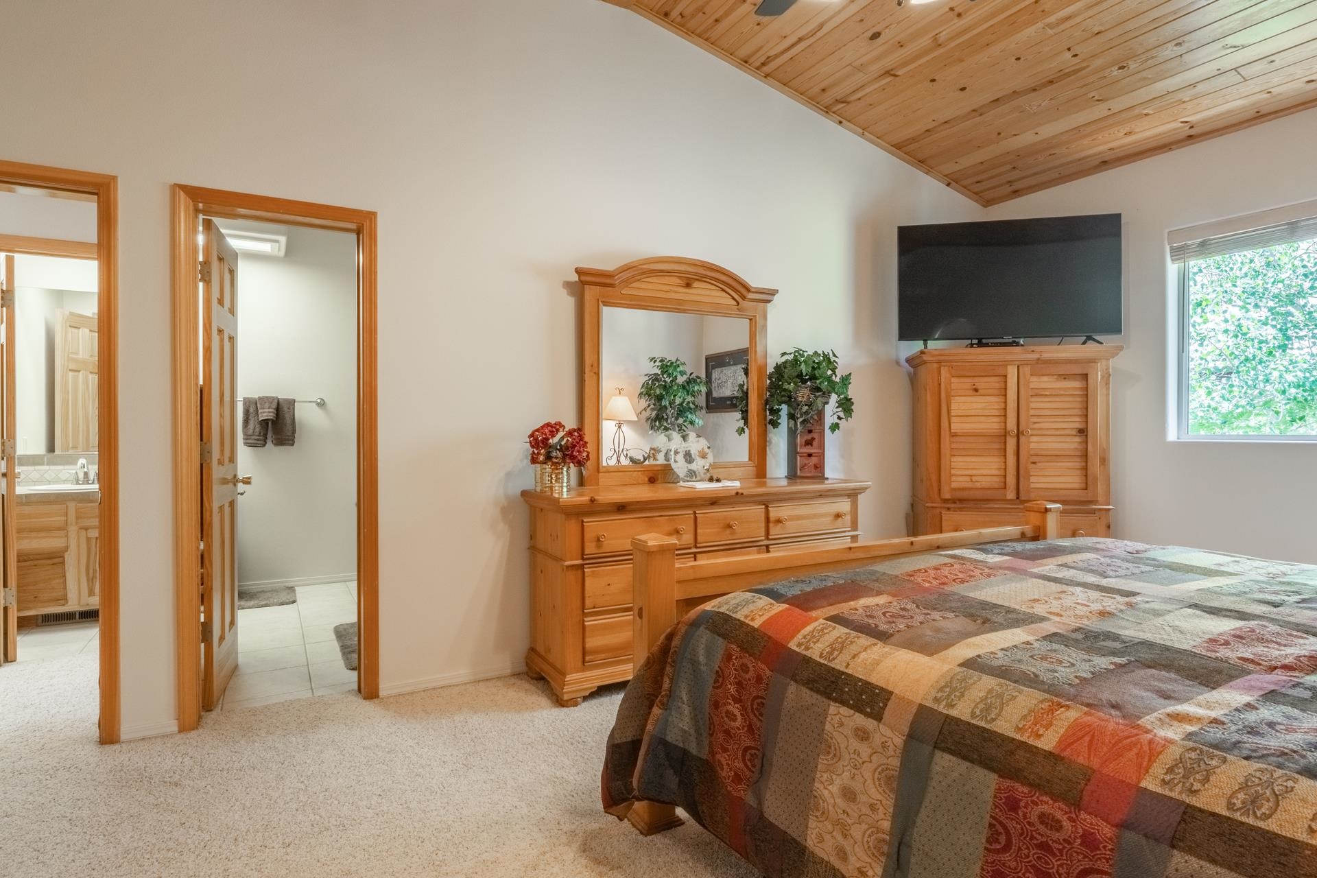 372 Wagon Wheel Road Mammoth Lakes, CA 93546 - Photo 23 of 50 a bedroom with a bed and a flat tv screen