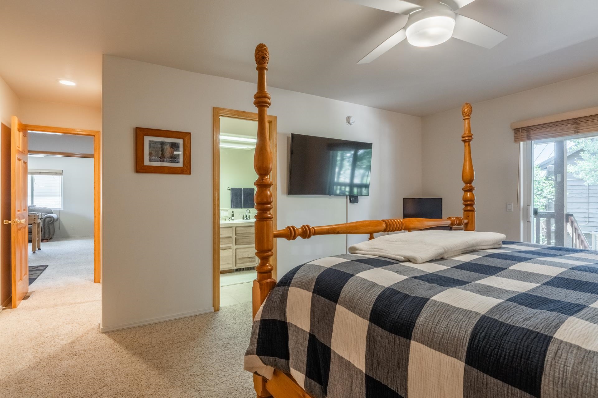 372 Wagon Wheel Road Mammoth Lakes, CA 93546 - Photo 28 of 50 a bedroom with a bed and a flat screen tv