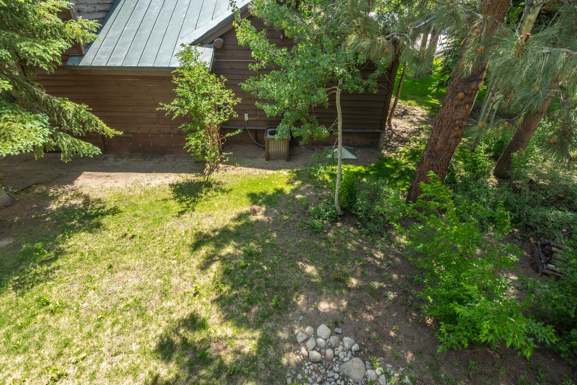 372 Wagon Wheel Road Mammoth Lakes, CA 93546 - Photo 45 of 50 a backyard of a house with lots of green space