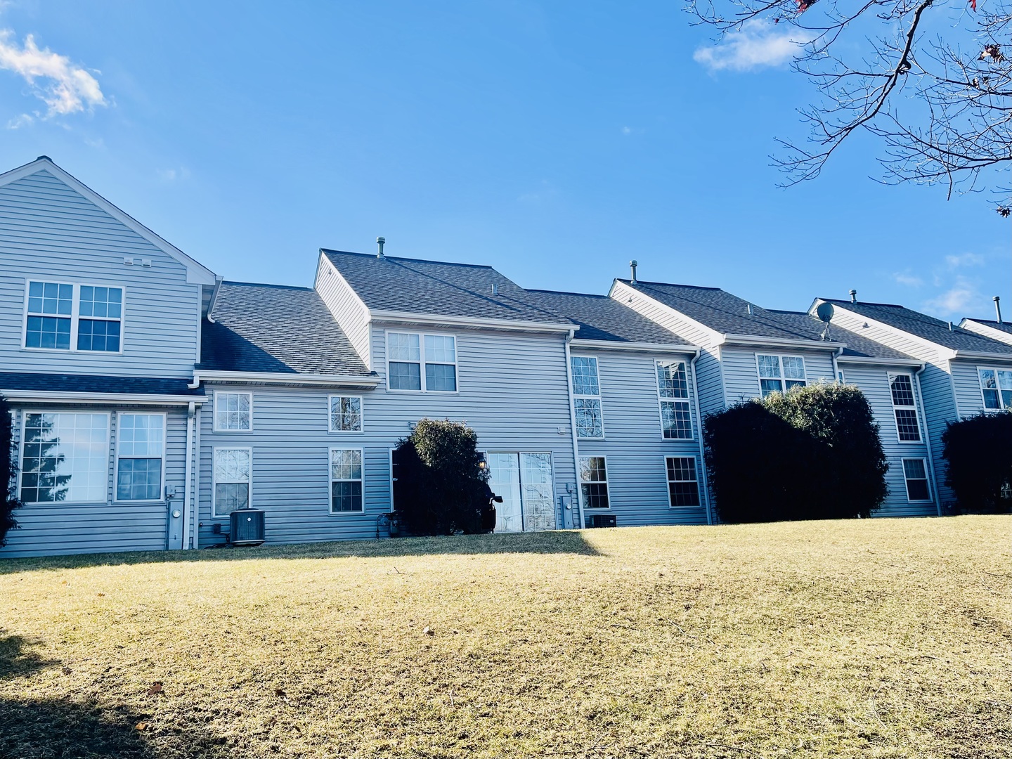 34718 Lakeside Drive Ingleside, IL 60041 - Photo 3 of 34 front view of a house with a yard