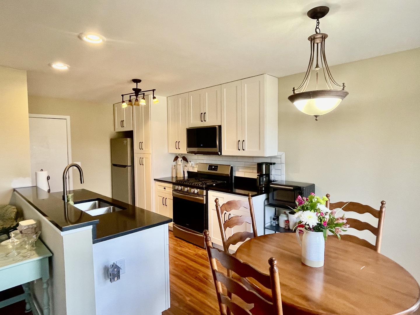 34718 Lakeside Drive Ingleside, IL 60041 - Photo 5 of 34 a kitchen with a table and chairs in it