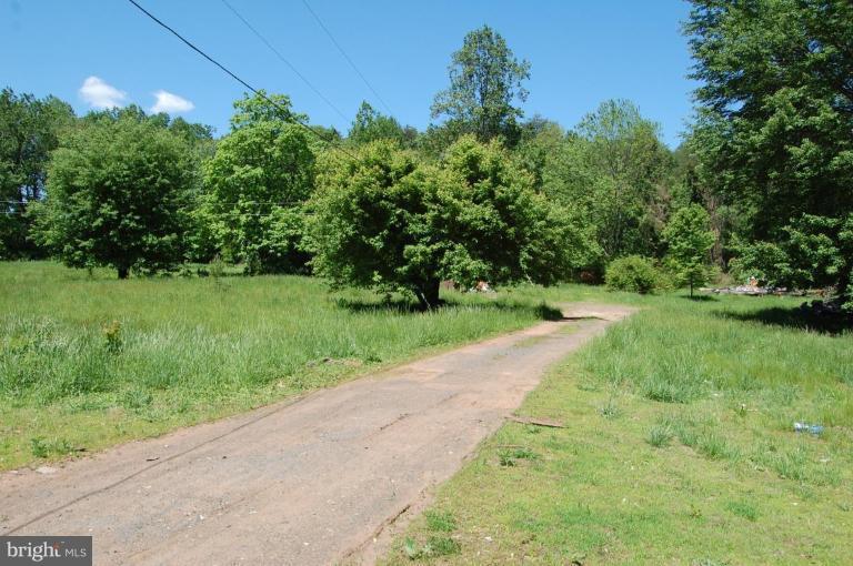 7334 Carver Road Gainesville, VA 20155 - Photo 1 of 3 driveway