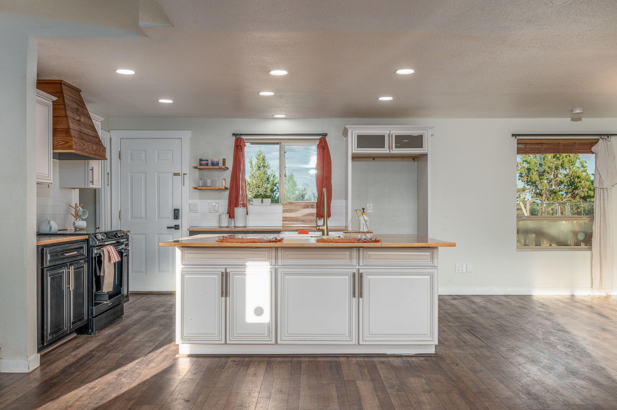 61391 Larsen Road Bend, OR 97702 - Photo 15 of 60 Kitchen