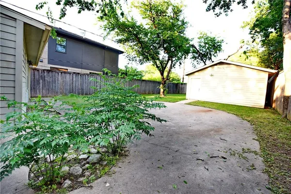 a view of a back yard of the house