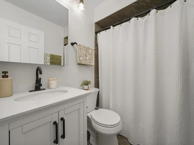 $169,900 | 4917 West 109th Street, Unit 202, Oak Lawn, IL 60453