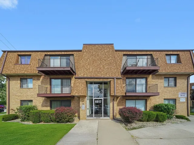 $169,900 | 4917 West 109th Street, Unit 202, Oak Lawn, IL 60453