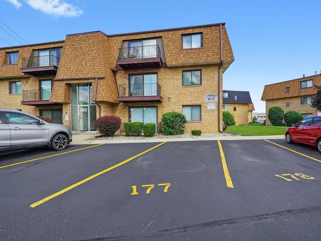 $169,900 | 4917 West 109th Street, Unit 202, Oak Lawn, IL 60453