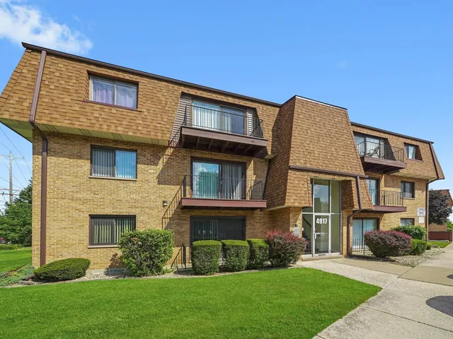 $169,900 | 4917 West 109th Street, Unit 202, Oak Lawn, IL 60453