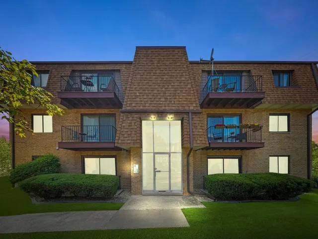 $169,900 | 4917 West 109th Street, Unit 202, Oak Lawn, IL 60453