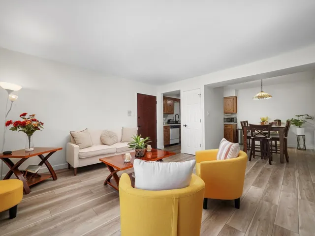 $169,900 | 4917 West 109th Street, Unit 202, Oak Lawn, IL 60453