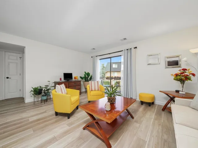 $169,900 | 4917 West 109th Street, Unit 202, Oak Lawn, IL 60453