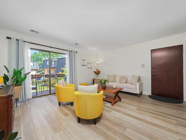 $169,900 | 4917 West 109th Street, Unit 202, Oak Lawn, IL 60453