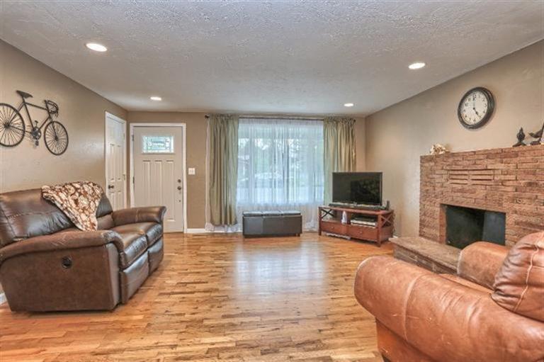 305 South Rose Street Phoenix, OR 97535 - Photo 2 of 35 Home features a fabulous great room and
