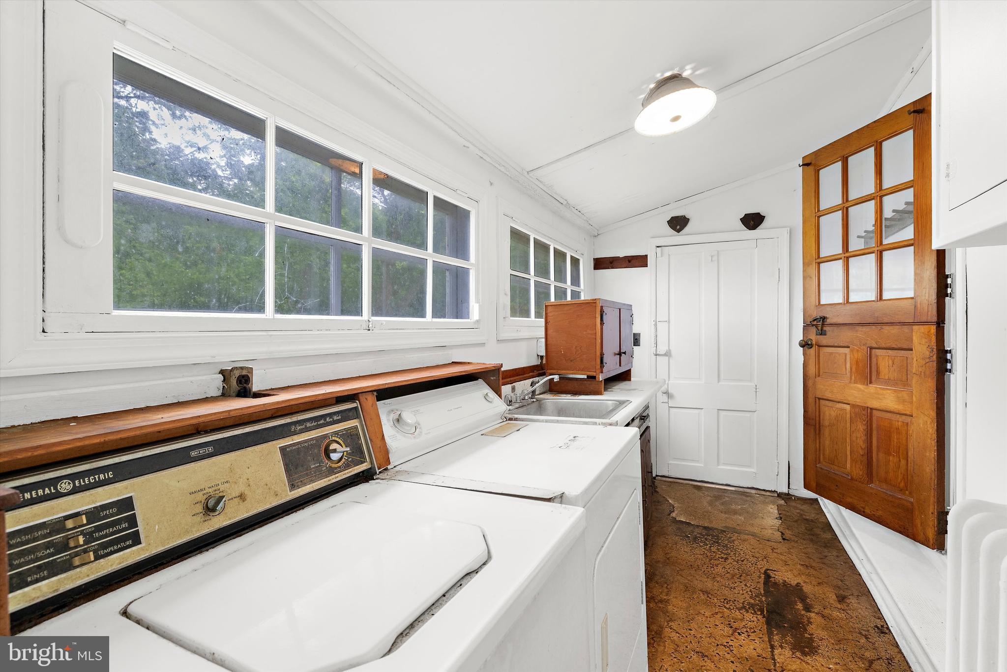 500 Nesbit Road Queenstown, MD 21658 - Photo 20 of 53 a kitchen that has a sink a stove and a refrigerator